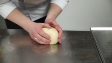 Şef Paskalya pastası hazırlıyor.