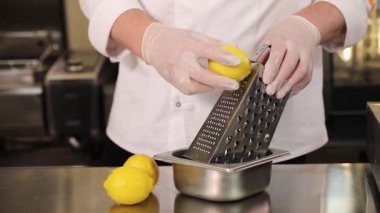 Aşçı tatlı olarak limon lezzeti sürer.