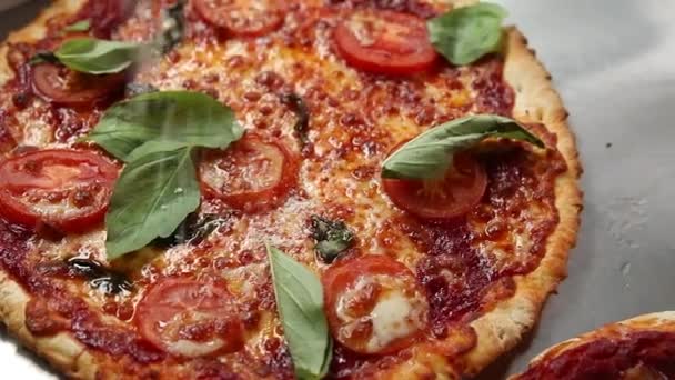 Kocken Tillagar Pizza Med Korv Och Ost — Stockvideo