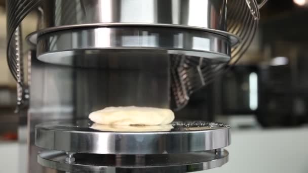 Chef Prepara Pizza Con Salchichas Queso — Vídeos de Stock