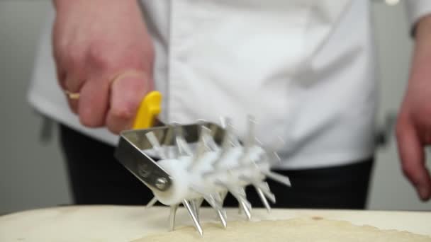 厨师用香肠和奶酪做披萨 — 图库视频影像