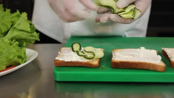 Kokken Tilbereder Toasts Køkkenet – Stock-video