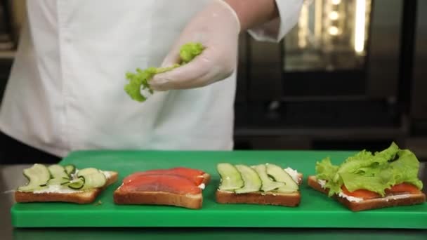 Chef Prepara Los Brindis Cocina — Vídeo de stock