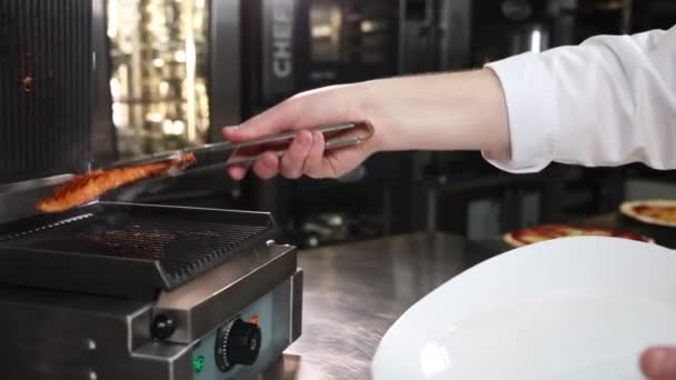 厨师在烤架上烤肉 — 图库视频影像