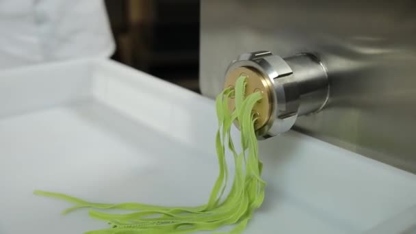 Chef Bereidt Groene Pasta Met Basilicum Keuken — Stockvideo