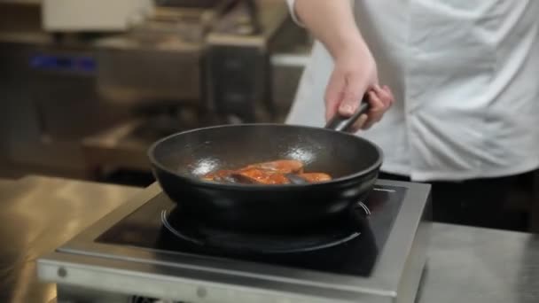 Kock Förbereder Grön Pasta Med Skaldjur Köket — Stockvideo