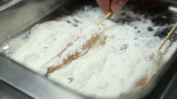 Cocinero Prepara Los Camarones Grandes Cocina — Vídeos de Stock
