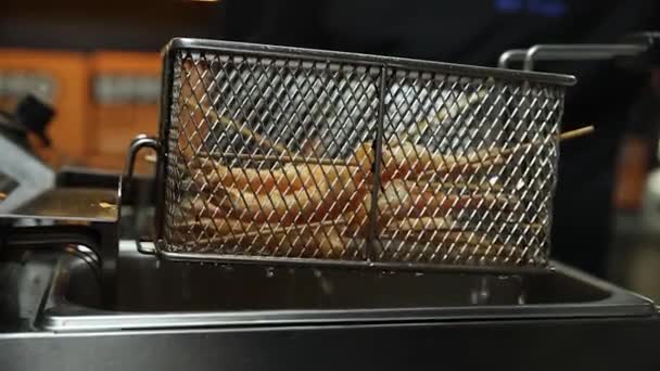 厨师在厨房里准备大虾 — 图库视频影像
