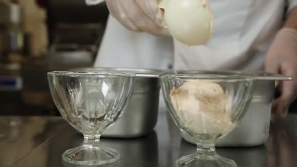Морозиво Склянці Ложкою Чашкою Кави — стокове відео