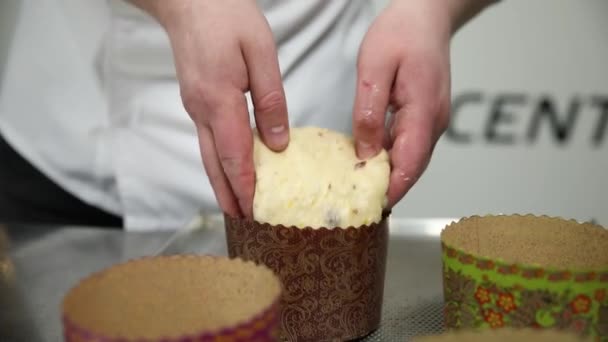 Szef Kuchni Przygotowuje Ciasto Wielkanocne — Wideo stockowe