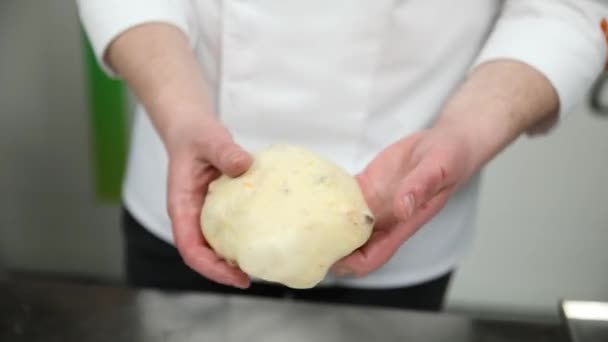 Šéfkuchař Připravuje Velikonoční Dort — Stock video