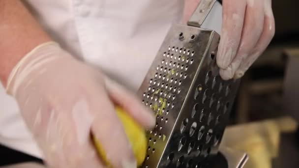 Koki Menggosok Lemon Zest Untuk Pencuci Mulut — Stok Video