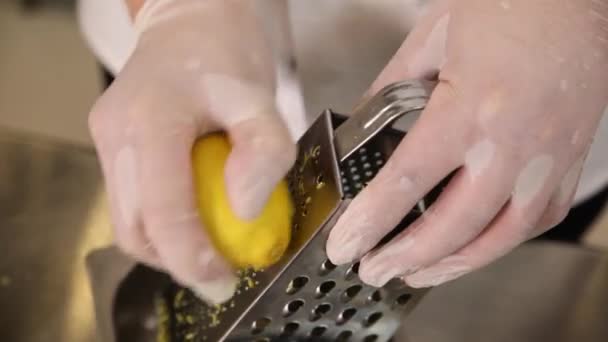 Aşçı Tatlı Olarak Limon Lezzeti Sürer — Stok video