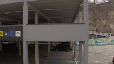 İnsansız hava aracı park alanının üzerinde uçuyor. 