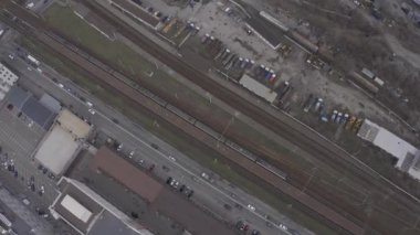 İnsansız hava aracı park alanının üzerinde uçuyor. 