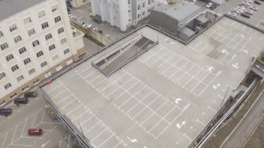 İnsansız hava aracı park alanının üzerinde uçuyor. 