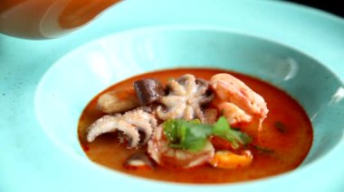 Kadın et ve sebzeli lezzetli çorba içiyor.