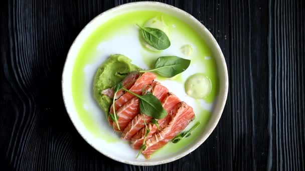 Kuchnia Zdjęcie Sałatki Warzywami Łososiem — Wideo stockowe