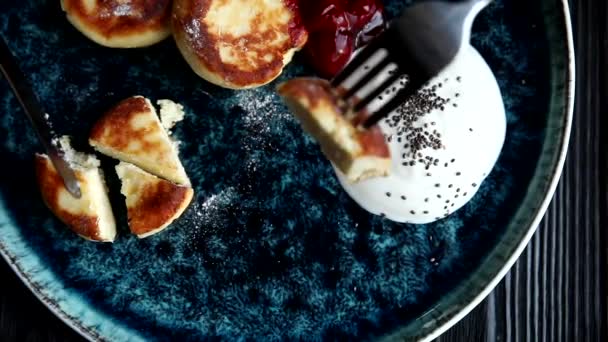 美味早餐 甜煎饼 奶酪和酸奶油的特写照片 — 图库视频影像