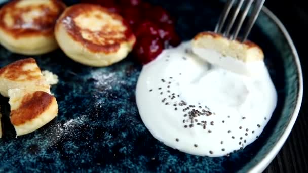 美味早餐 甜煎饼 奶酪和酸奶油的特写照片 — 图库视频影像