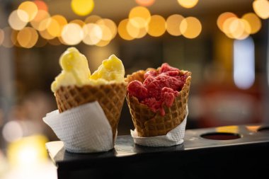 Krep külahında dondurma tezgahta.