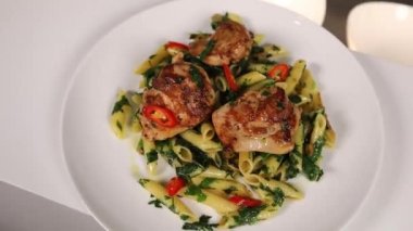 Şef mutfakta tavuk pişiriyor.