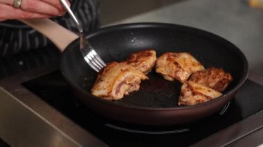 Şef mutfakta tavuk pişiriyor.