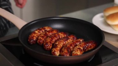 Şef mutfakta tavuk pişiriyor.