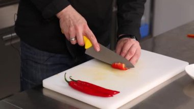 Şef kesme sebze mutfakta