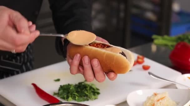 Koch Bereitet Leckere Hot Dogs Auf Küchentisch — Stockvideo