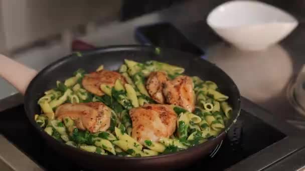 Chef Cocinando Pollo Una Cocina — Vídeos de Stock