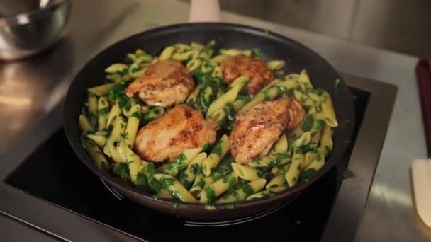 Chef Cocinando Pollo Una Cocina — Vídeos de Stock