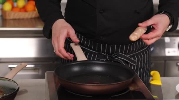 Chef Préparant Des Plats Savoureux Sur Table Cuisine — Video