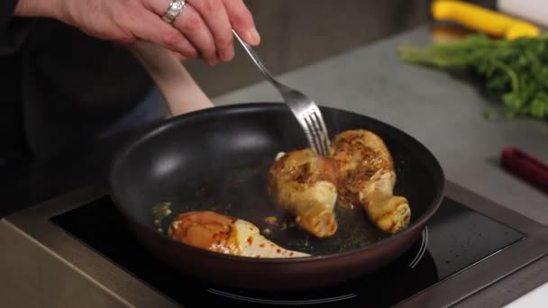Chef Cocinando Pollo Una Cocina — Vídeos de Stock