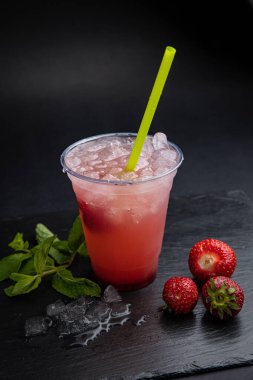 Siyah arka planda şeffaf gözlüklü limonatalar