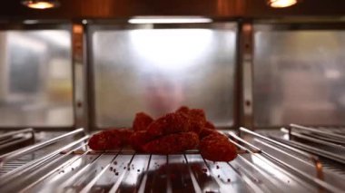 Şef mutfakta et ve sebzeli pide hazırlıyor.