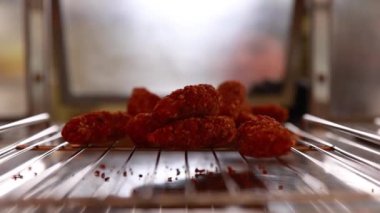 Şef mutfakta et ve sebzeli pide hazırlıyor.