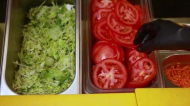 Şef mutfakta sebze hazırlıyor.