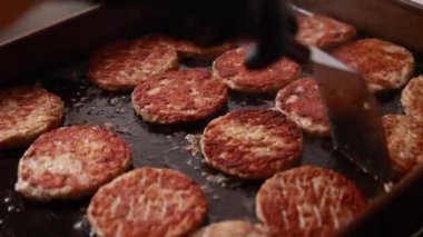 Izgarada et pirzolası pişirmek