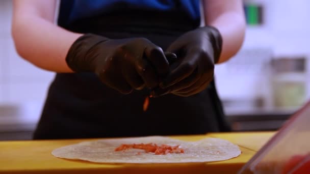 Koki Menyiapkan Roti Pita Dengan Daging Dan Sayuran Dapur — Stok Video