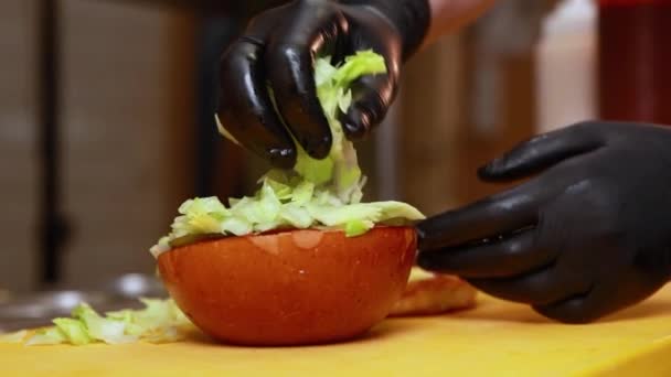 Koch Bereitet Hamburger Der Küche — Stockvideo