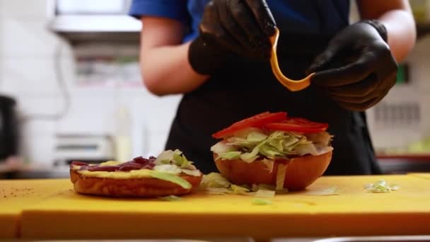 Chef Prepara Hamburguesas Cocina — Vídeo de stock