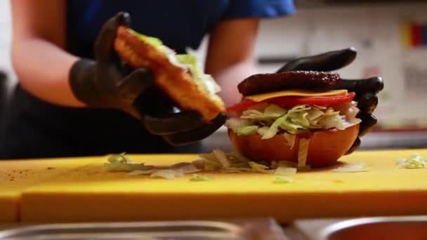 Chef Prepara Hambúrgueres Cozinha — Vídeo de Stock