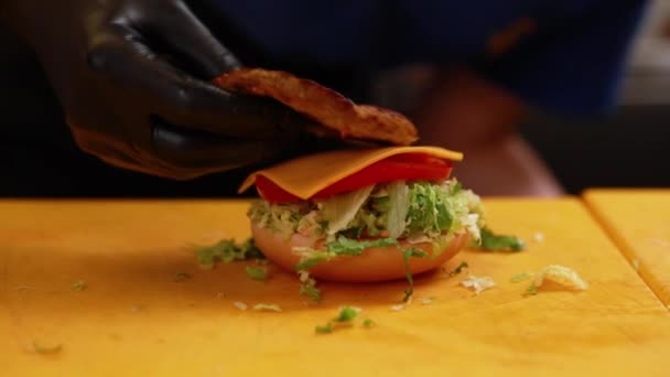 Szef Kuchni Przygotowuje Hamburgery Kuchni — Wideo stockowe
