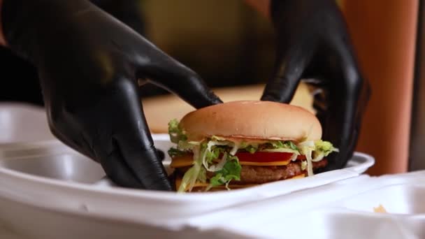 Шеф Повар Готовит Гамбургеры Кухне — стоковое видео