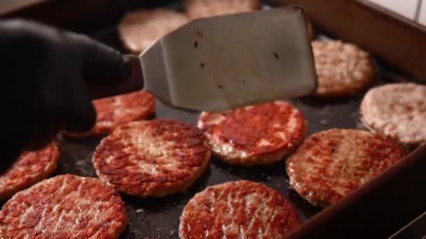 Cocinar Chuletas Carne Una Parrilla — Vídeo de stock