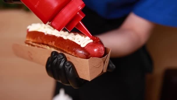 Kucharz Przygotowuje Hot Dogi Kuchni — Wideo stockowe