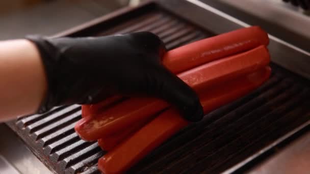 Der Koch Bereitet Hot Dogs Der Küche — Stockvideo