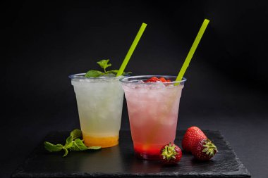 Siyah arka planda şeffaf gözlüklü limonatalar