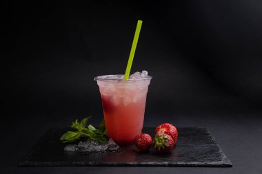 Siyah arka planda şeffaf gözlüklü limonatalar